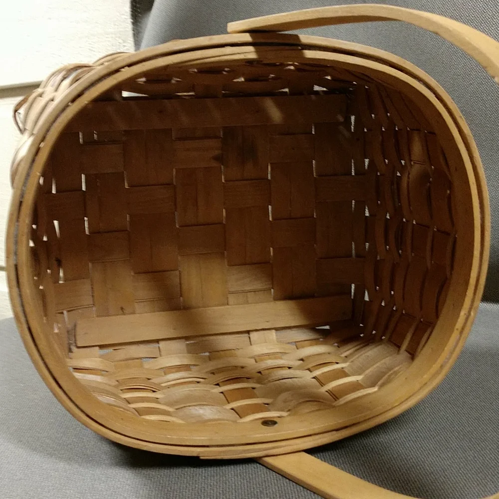 Rustic woven basket with handle